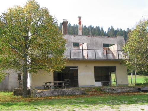 ...Spuren des Krieges noch deutlich sichtbar.