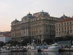 Fischereihafen und Hotel.