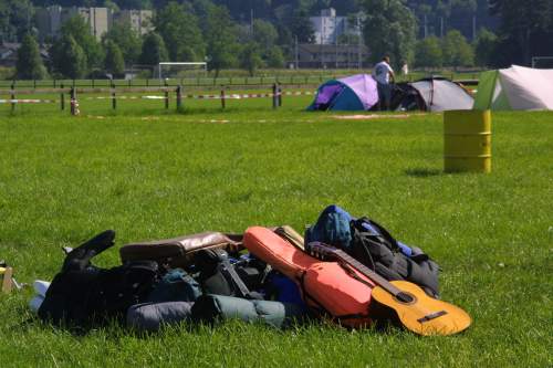 Schlafsack und Gitarre, es kann beginnen.