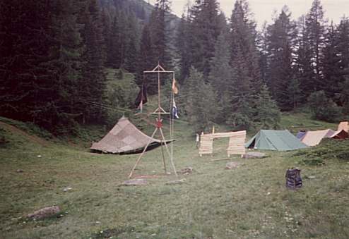 Fahnenmast, Sarasani und die Saf