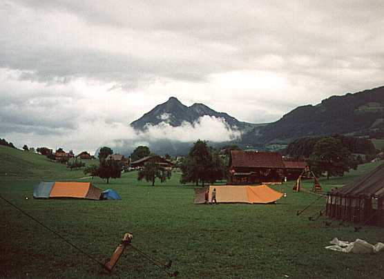 Shark und Luchszelt vor den Pyramiden.