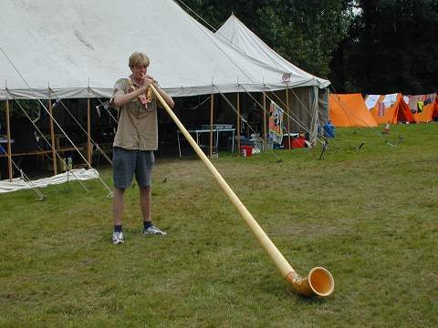 Ein echter Schweizer mit Alphorn.