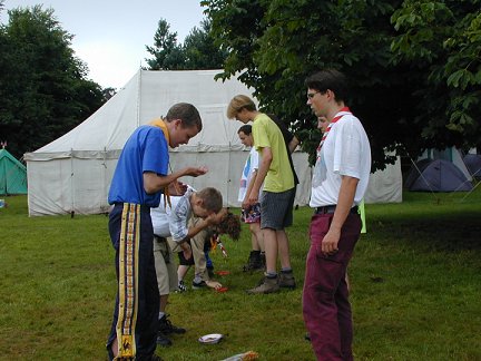 Ein weitereres Schweizer Spiel: Willisauer-Ringli-Stafette.