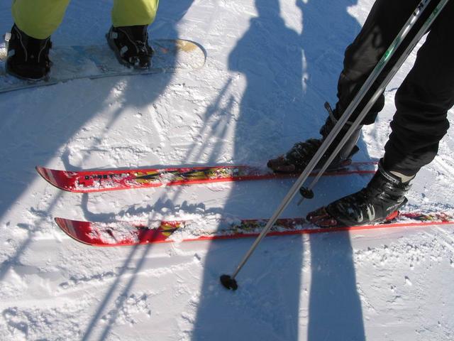 Ausgeruestet mit modernstem Equipment stuerzen wir uns auf die Piste. (Jemand nahm das leider allzu woertlich.)