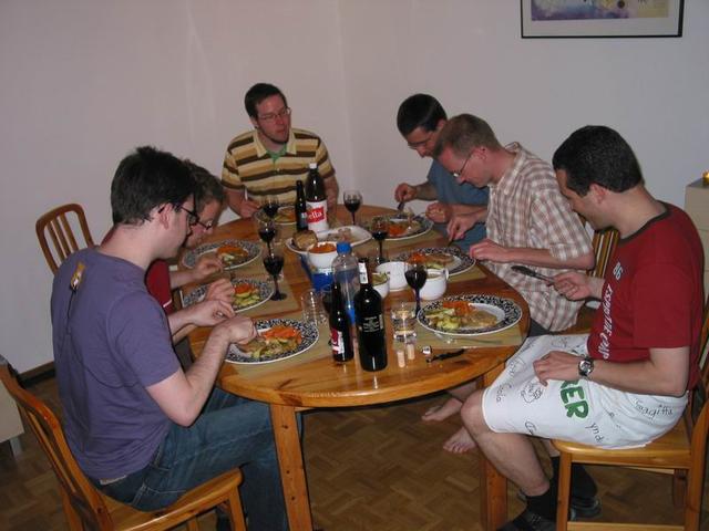 Haut rein Jungs. Bei der Bergtour gibt's dann wieder Polenta an Tomatensauce...