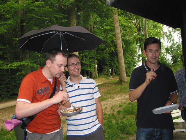 Bevor das Steak durch ist beginnts zu regnen. Pudi ist ger&uuml;stet.