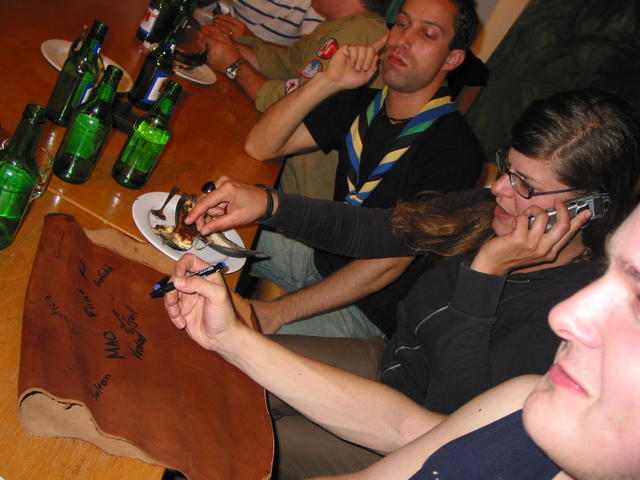 Checcho beim Signieren der obligaten Urkunde.