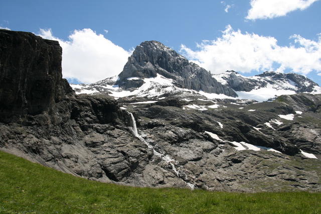 Wasserfall, welcher vom Gletscherschmelzwasser gespiessen wird.