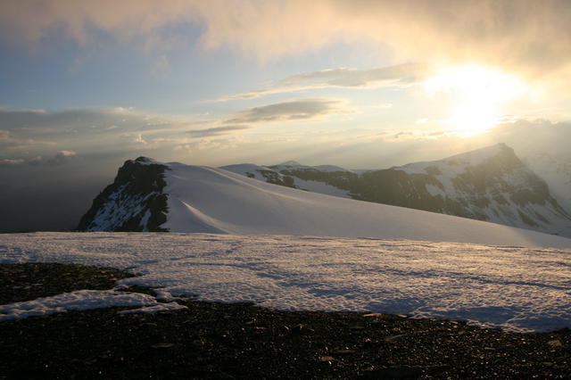 10 min nach Sonnenaufgang sind wir auf dem Gipfel. Das war nicht so geplant!