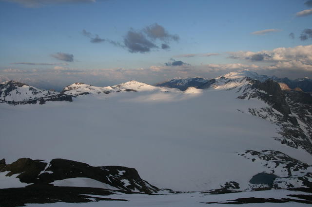 Blick über den Gletscher zur Seilbahnstation auf dem Pointe de la Plaine Morte.