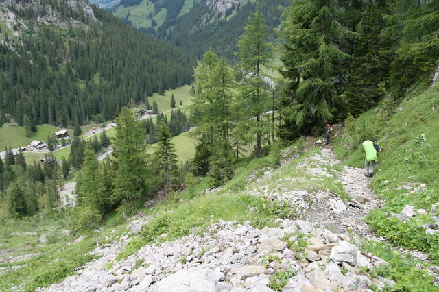 Blick hinunter zur Iffigenalp. Das Ziel ist in Sichtweite.