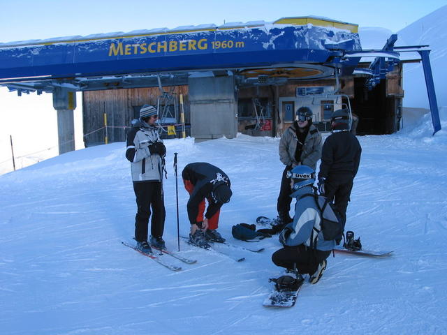 Endlich auf der Piste. Die erste Abfahrt im Neuschnee lockt.