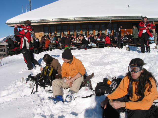 Spatz und Akado beim Lunch im Schnee.