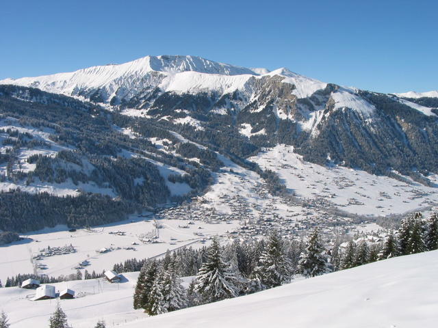 Blick hinunter ins Tal nach Lenk...