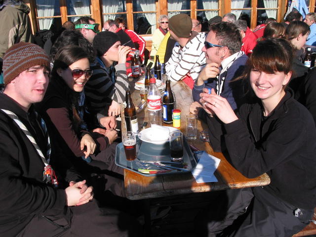 Mit Zora fuhr auch Merlio unser unglücklicher Tänzer mit hoch für ein Mitagessen in der Sonne.