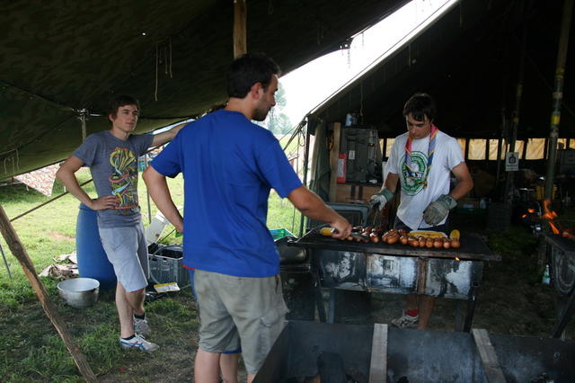 Besucher Perché hilt als Aushilfskoch den Benno's beim Grillen.