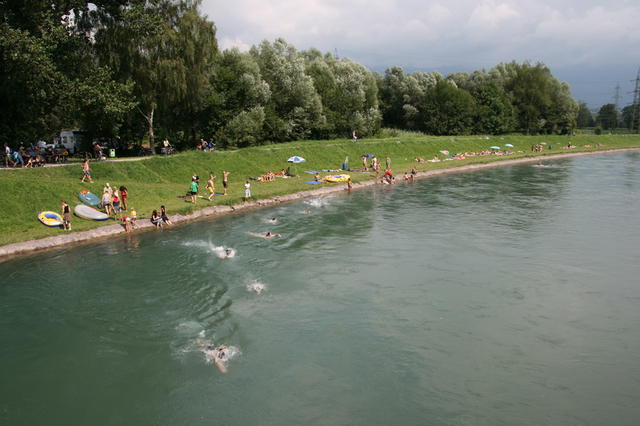 Auf dem Weg zum nächsten Unterlager. Die Linth lockt zu Abkühlung.