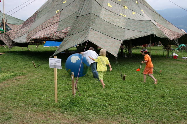 Kinder vergnügen sich im Lagerdorf.