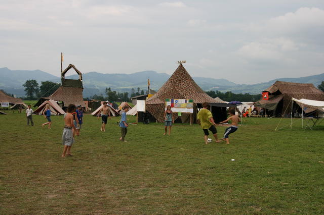 Fussballgrümpeli im Lagerdorf Vivarium.