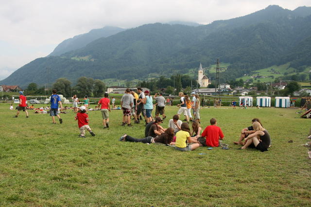 Auf der Spielwiese kommt man sich näher.