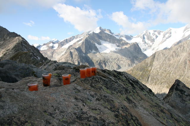 Der (nicht so ganz) unnütze Gipfelgegenstand 2008. Früchtebowle für die Gipfelstürmer.