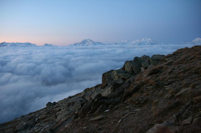 Eine dicke Wolkendecke hängt über den Tälern.