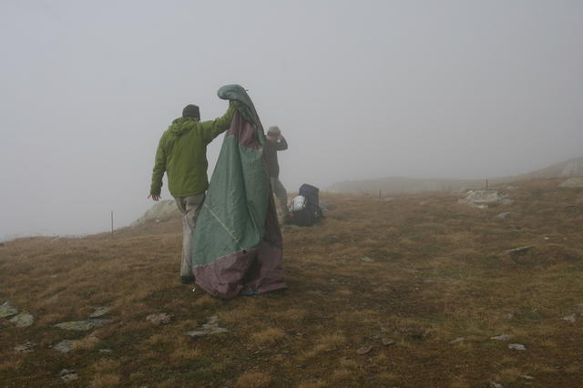 Zumindest so lange bis der Nebel kommt. Abbruch der Zelte.