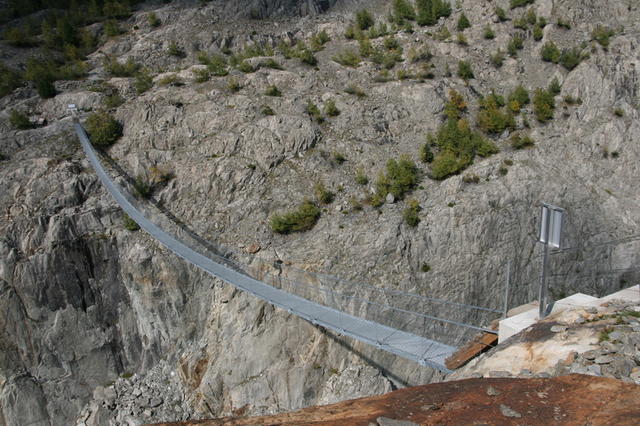 Die Hängebrücke. Beinahe so spektakulär wie eine Gletschertraversierung.