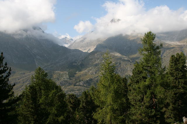 Blick zurück in Richtung Sparrhorn (links in Wolken) und Fusshörner (Mitte).