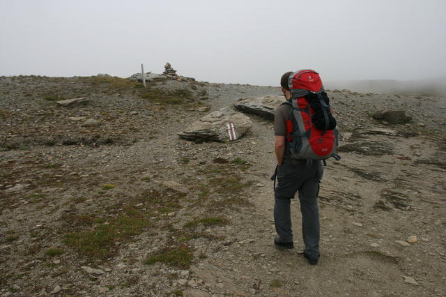 Auf Höhe Muttenloch (2550m) ziehen die Wolken wieder zu.