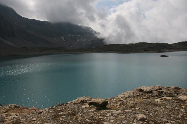 Vom See geht's den Muttenbergen entlang südwärts zum Kistenpass.