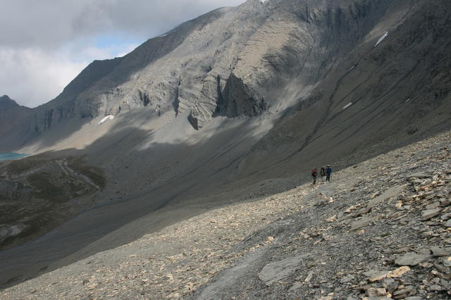 Vom See sind's noch einmal 500 Höhenmeter zum Pass.