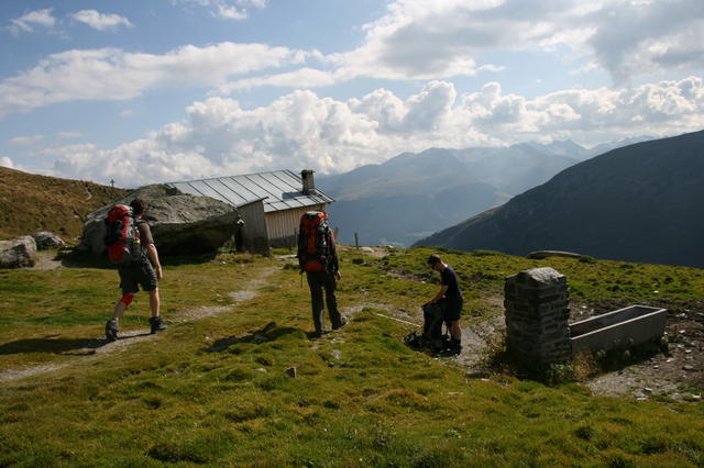 Bei der Alp werden Wasservorräte aufgefüllt.