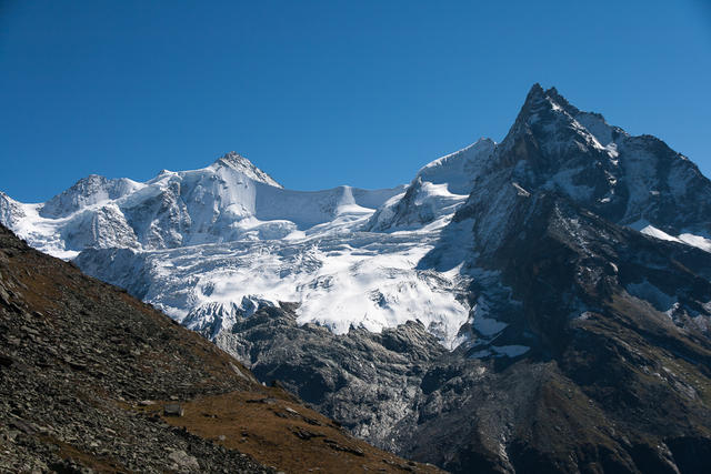 Zinalrothorn und Weisshorn mit Gletscher.