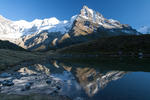 Noch spiegeln sich die Berge im Wasser, gleich wird hier gebadet.