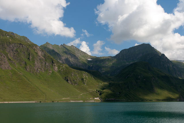 Nach einem Kaffee geht's weiter um den See herum und aufwärts.