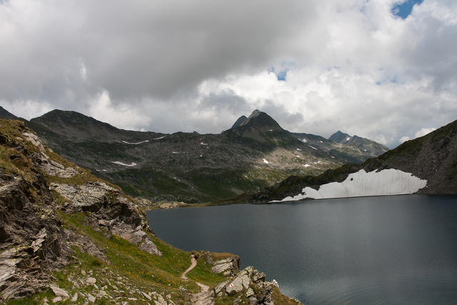 Lago Scuro und erster Blick auf den Piz Blas.