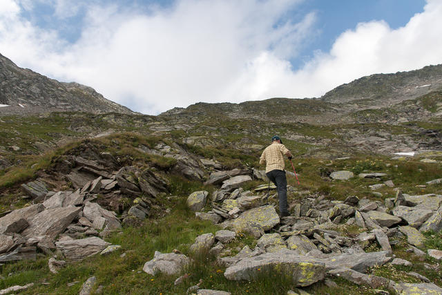 Der Weg ist zu Ende. Nun geht's steil bergwärts.