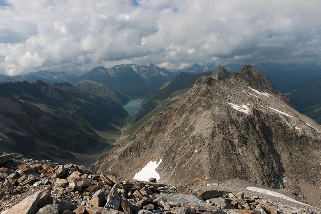 Blick nach Norden zum Stausee Lai da Cuerna.