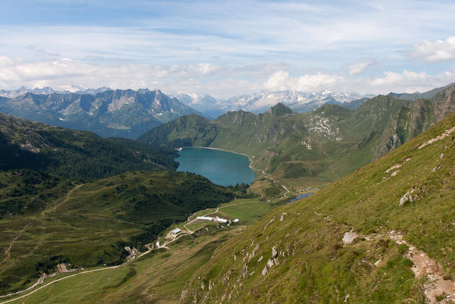 Blick auf die Alp Cadagno und den Lago Ritóm.