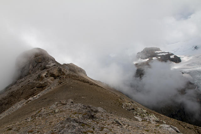 Und in Richtung Schwarzhore (2781m) und Blüemlisalp.