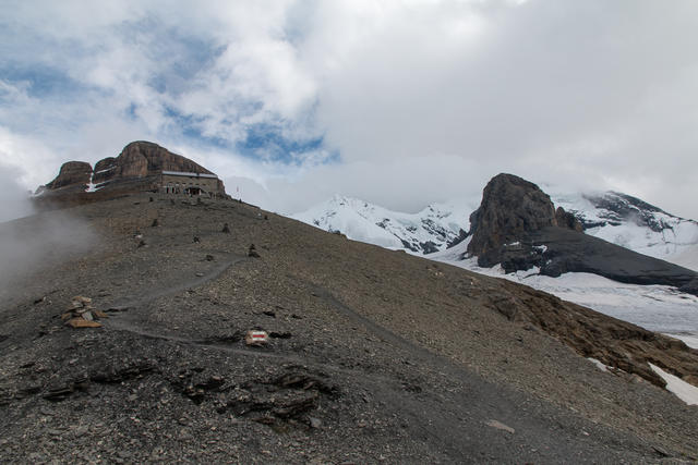 Blüemlisalphütte und Wyssi Frau (3648m).