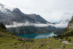 Die Wolken verziehen sich und geben den Blick frei auf den Oeschinesee.